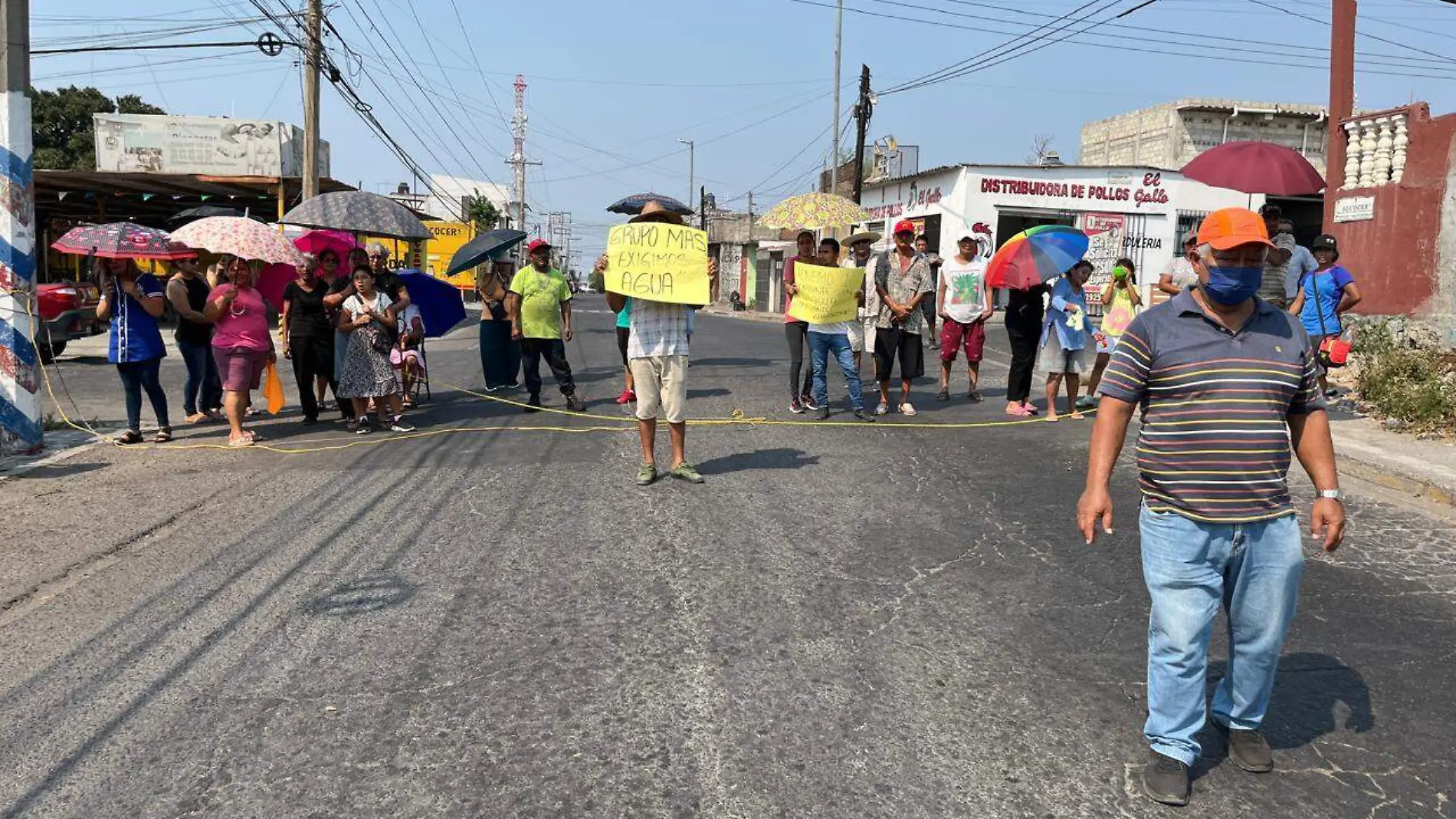 Vecinos se manifiestan por falta de agua en colonia de Veracruz